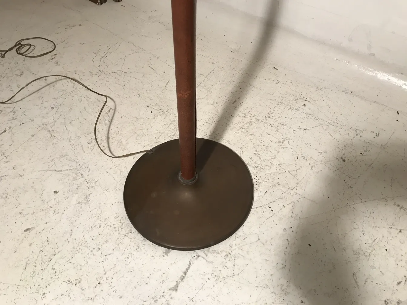 antica lampada da terra art deco con base rotonda e supporto verticale