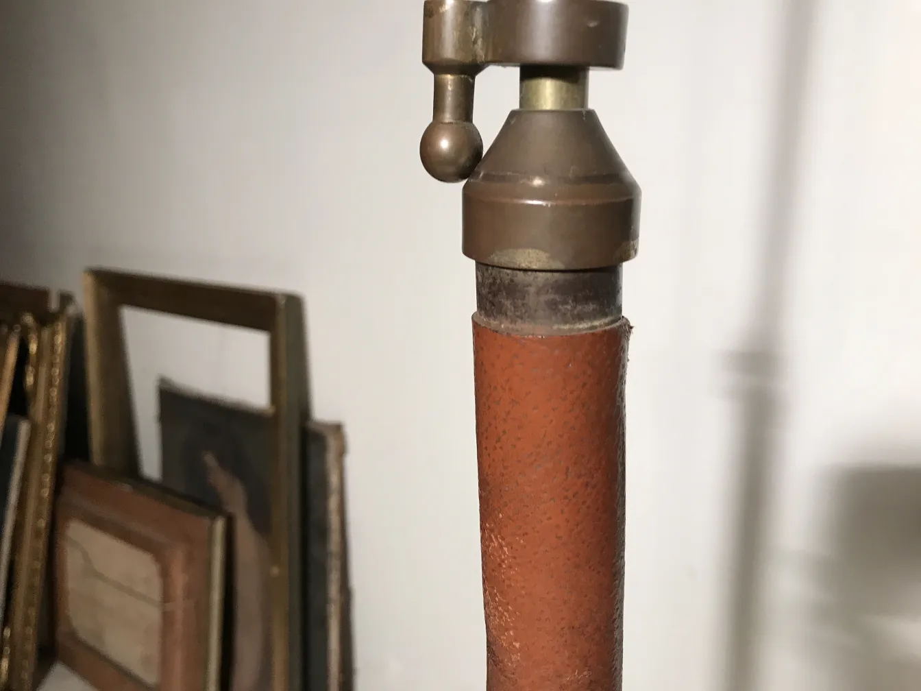 Lámpara de pie antigua con detalles art deco, contexto de antigüedades.