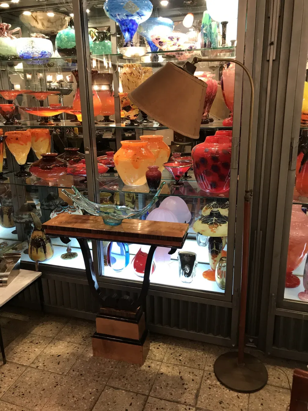 Torchiere antique dans une vitrine en verre coloré