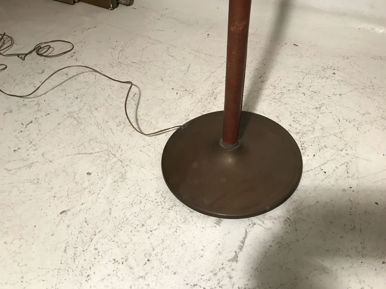 Lampada da terra antica in stile art deco con base rotonda.