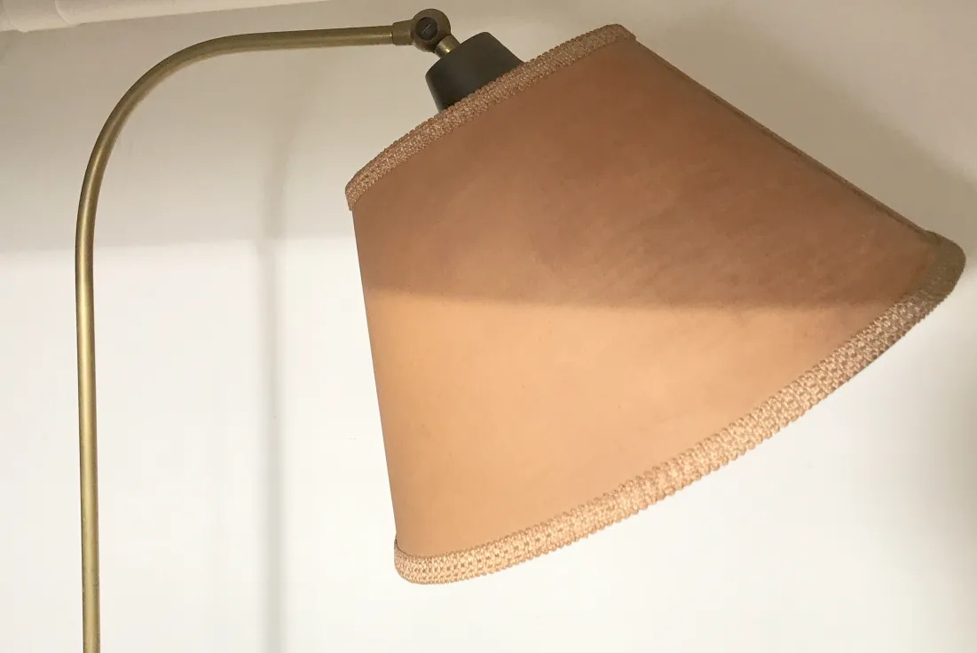 Lampada da terra antica in stile Art Deco con paralume beige.