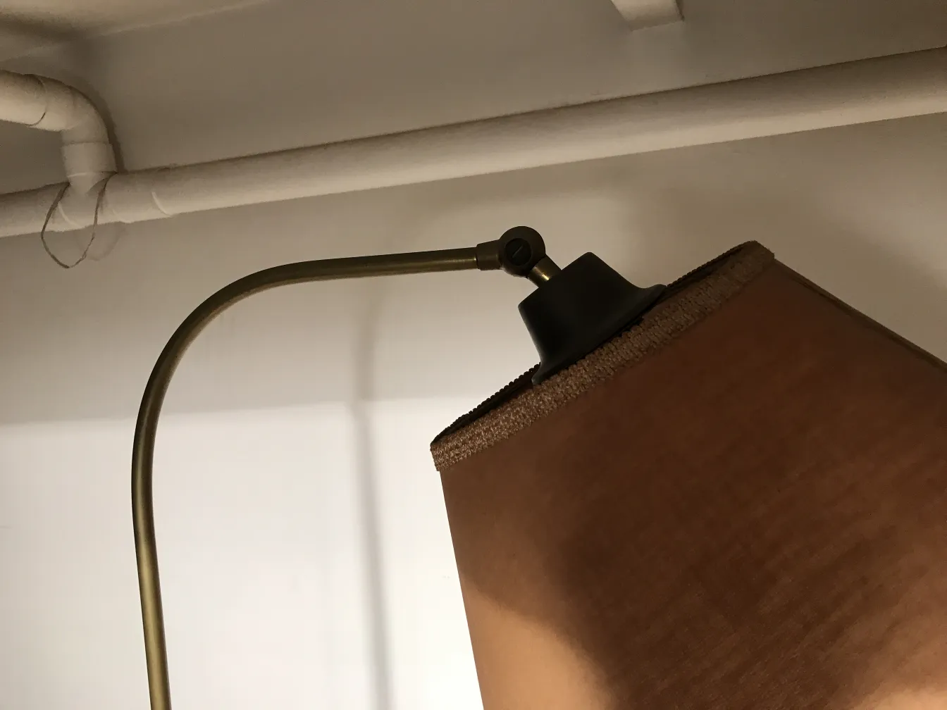 Antike Stehleuchte mit eleganten Art Deco-Designdetails im Raum.