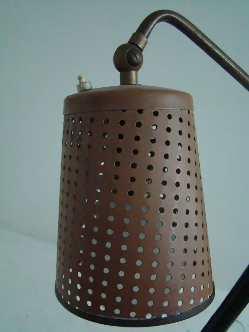 Torchiere antique de style art déco avec lumière réglable dans un décor moderne.