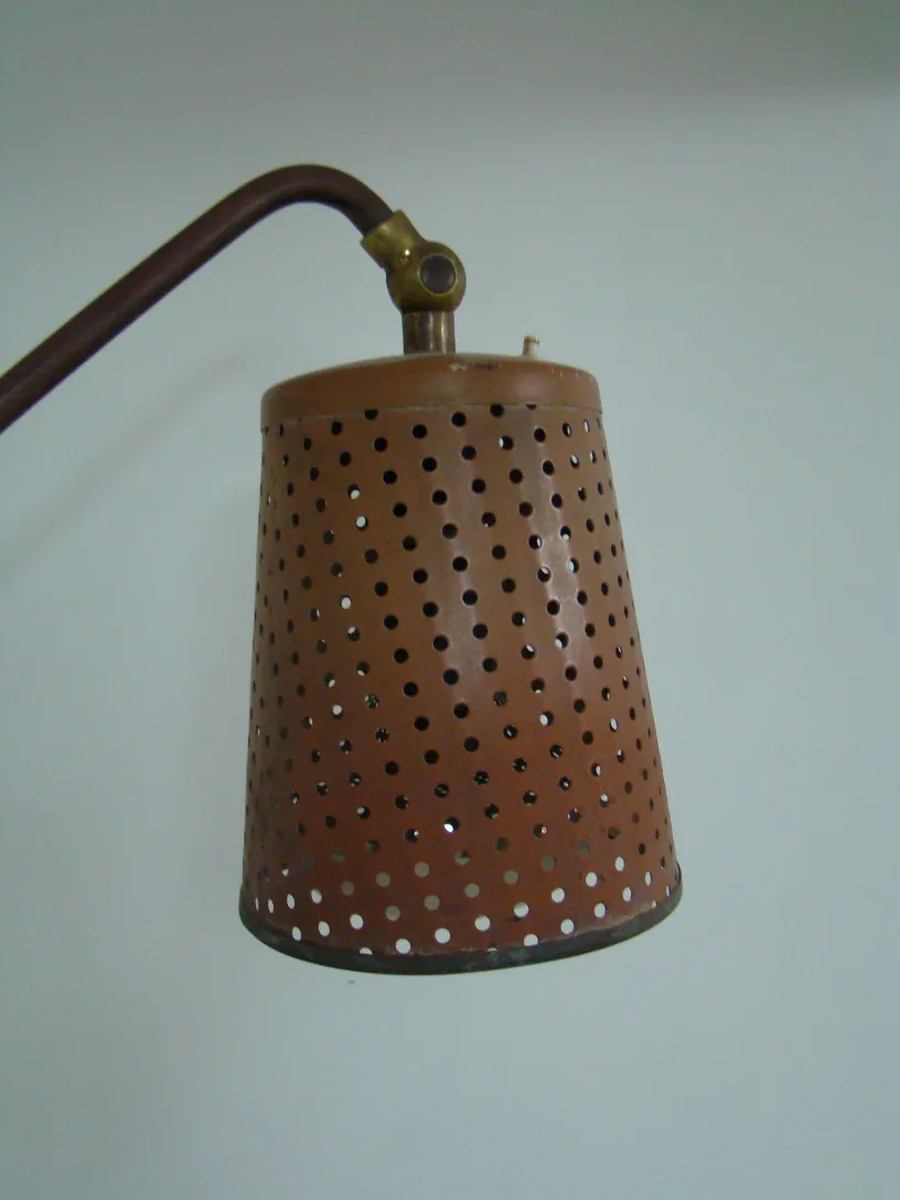 Luminária de pé antiga com cúpula perfurada e braço curvado