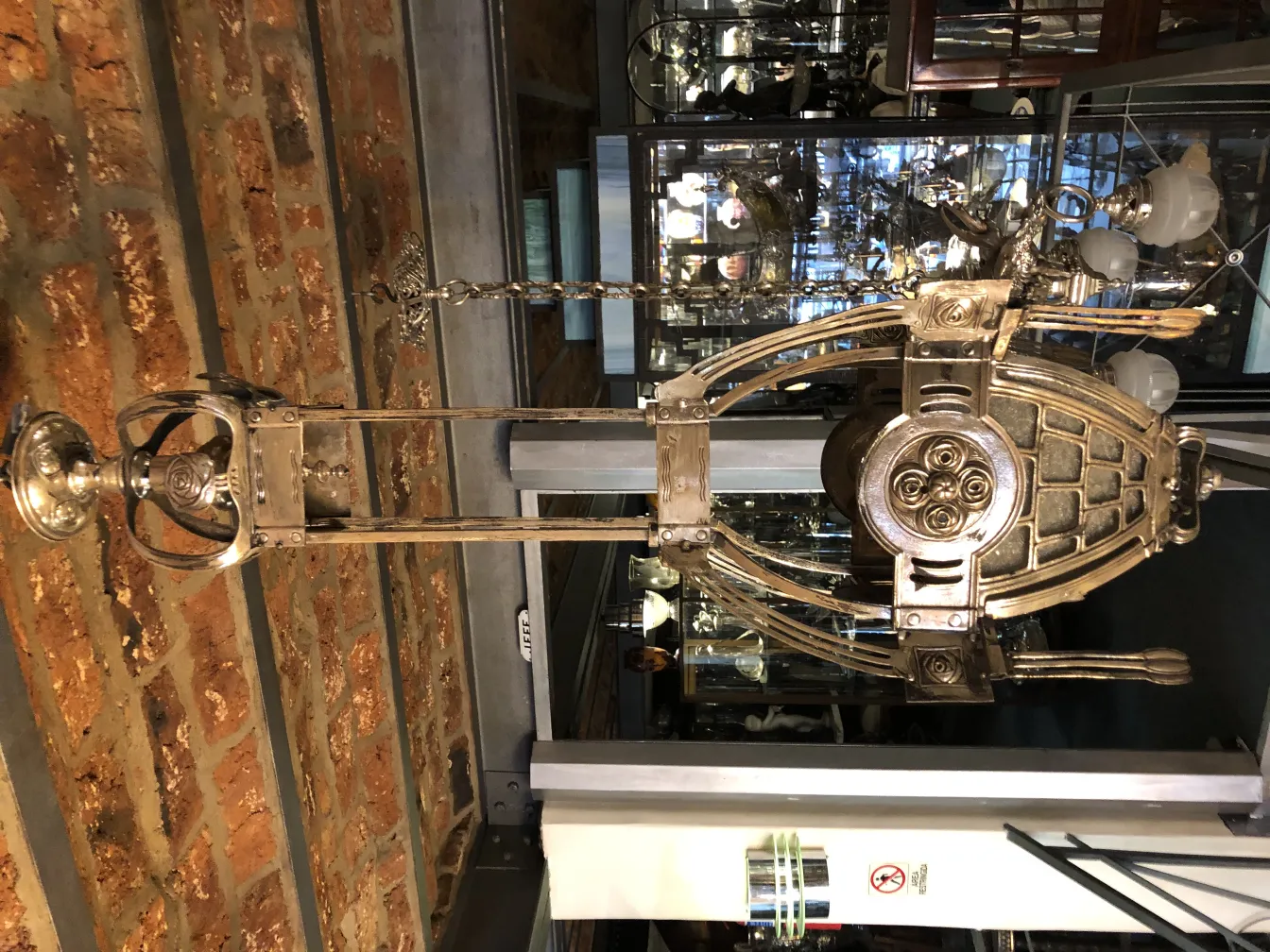 lanterna antica da parete con design elegante e dettagli vintage