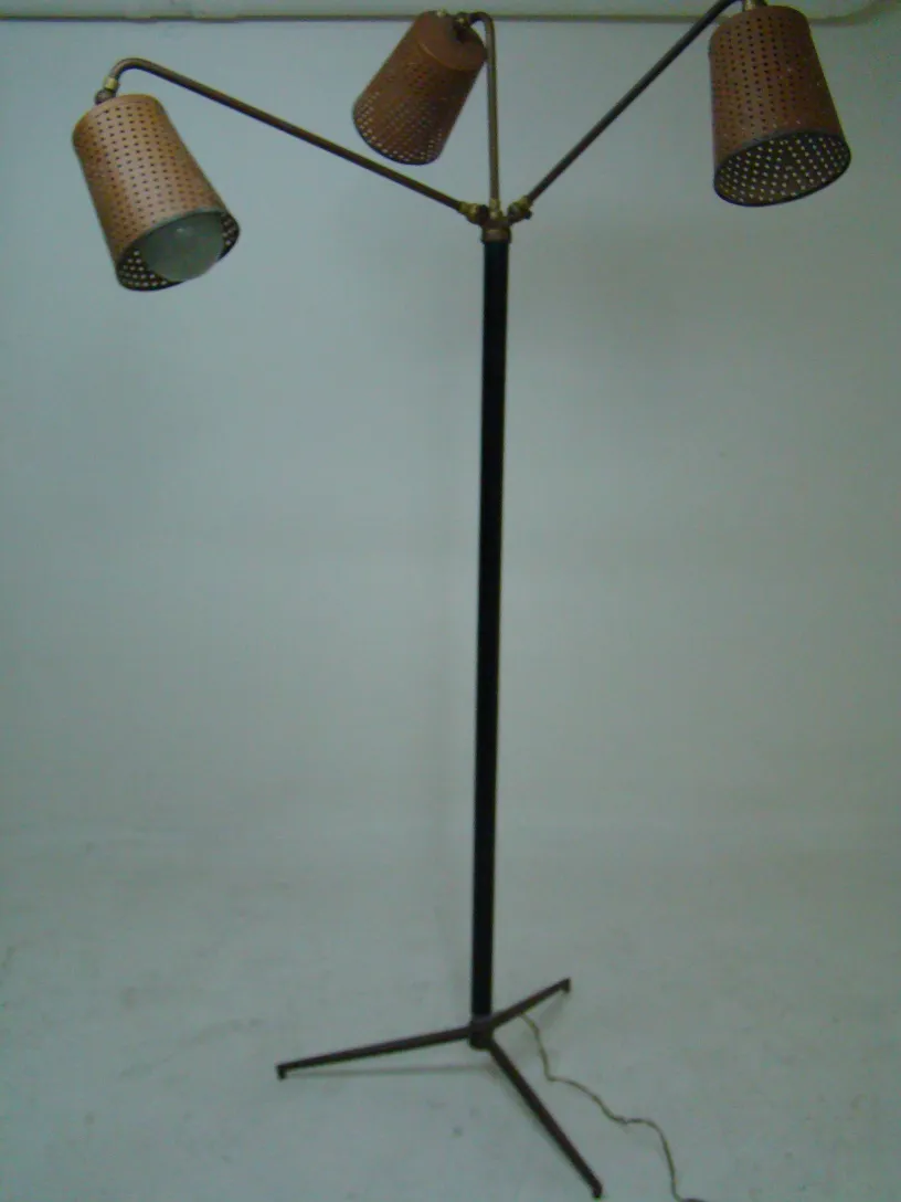 Lampada da terra antica con tre paralumi a forma di coppa, stile Art Deco, su sfondo neutro.