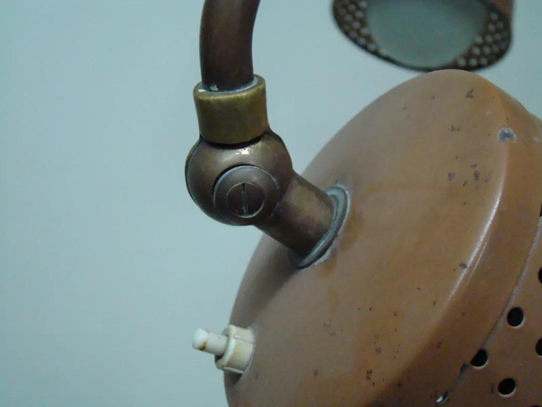 Античный торшер в стиле Арт Деко, теплая атмосфера.