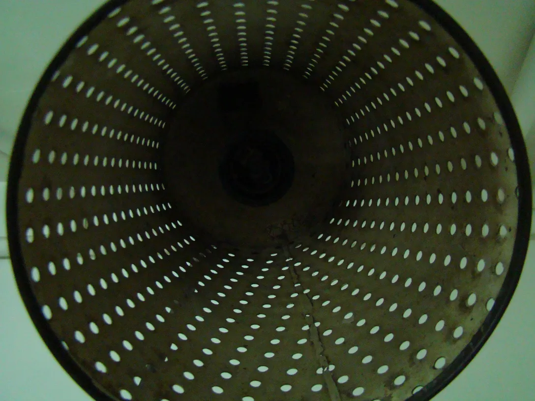 interior de una lámpara de pie antigua Art Deco con perforaciones