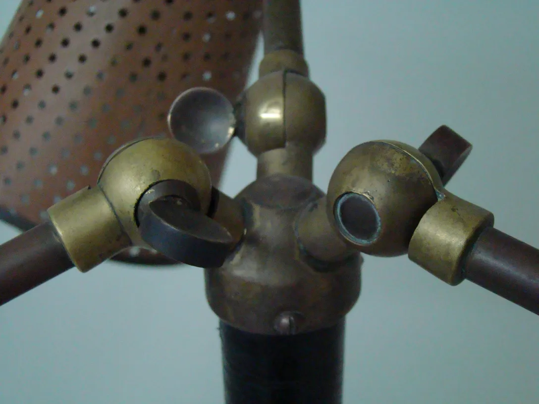 detail einer antiken Stehleuchte mit dekorativem Fuß im Art-Déco-Stil, eleganter Rahmen