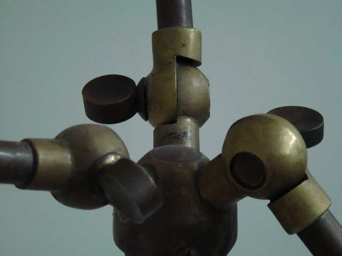 Lámpara de pie antigua con detalles en bronce en un entorno retro.