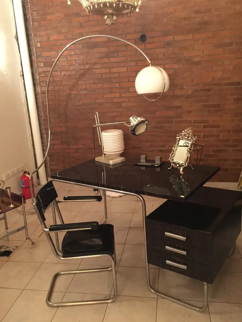 Luminária de pé antiga Art Deco com design curvo em um ambiente elegante.