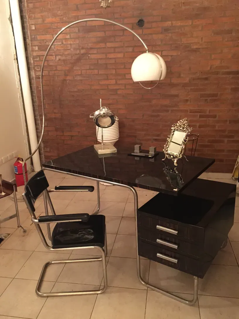 Antike Art Deco Stehleuchte in einem modernen Raum