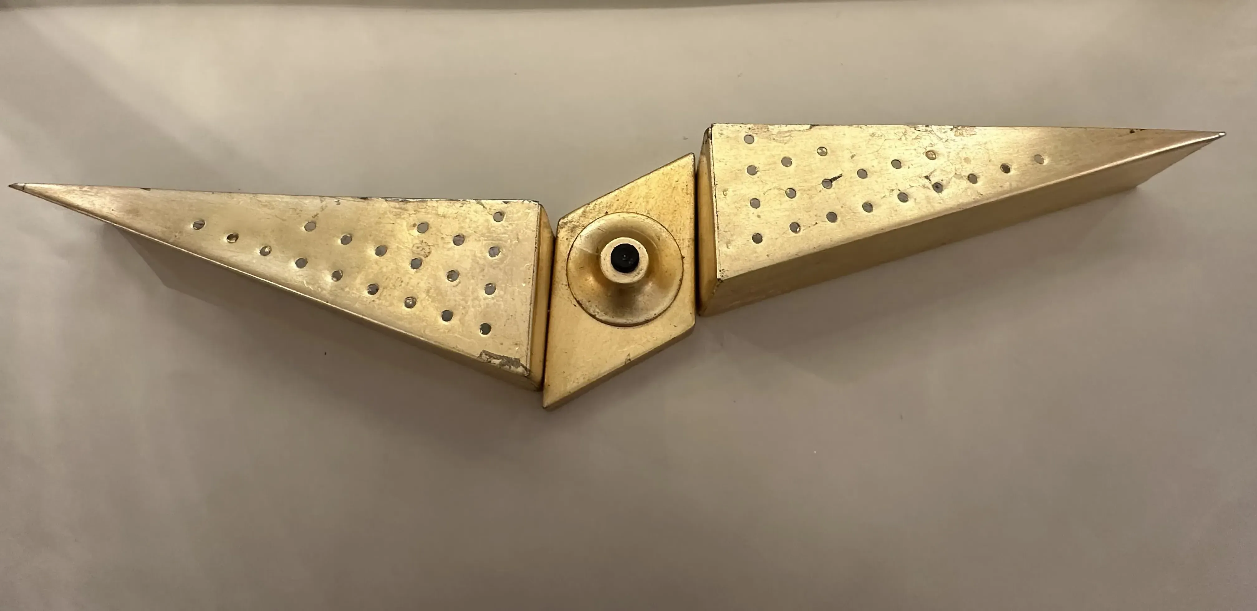 Aplique antiguo con diseño geométrico y perforaciones