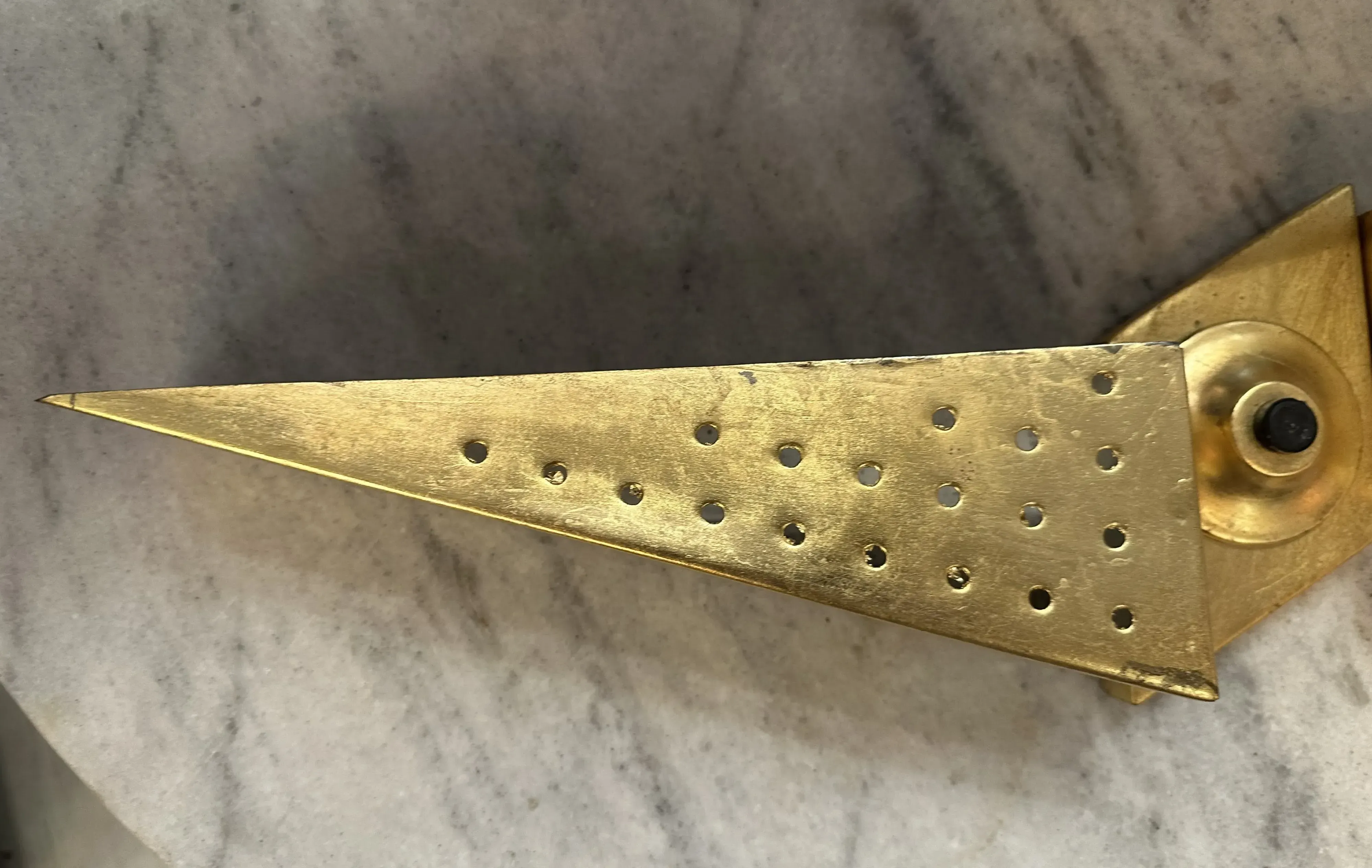 Antike Wandleuchte mit auffälligem Design und dekorativen Löchern