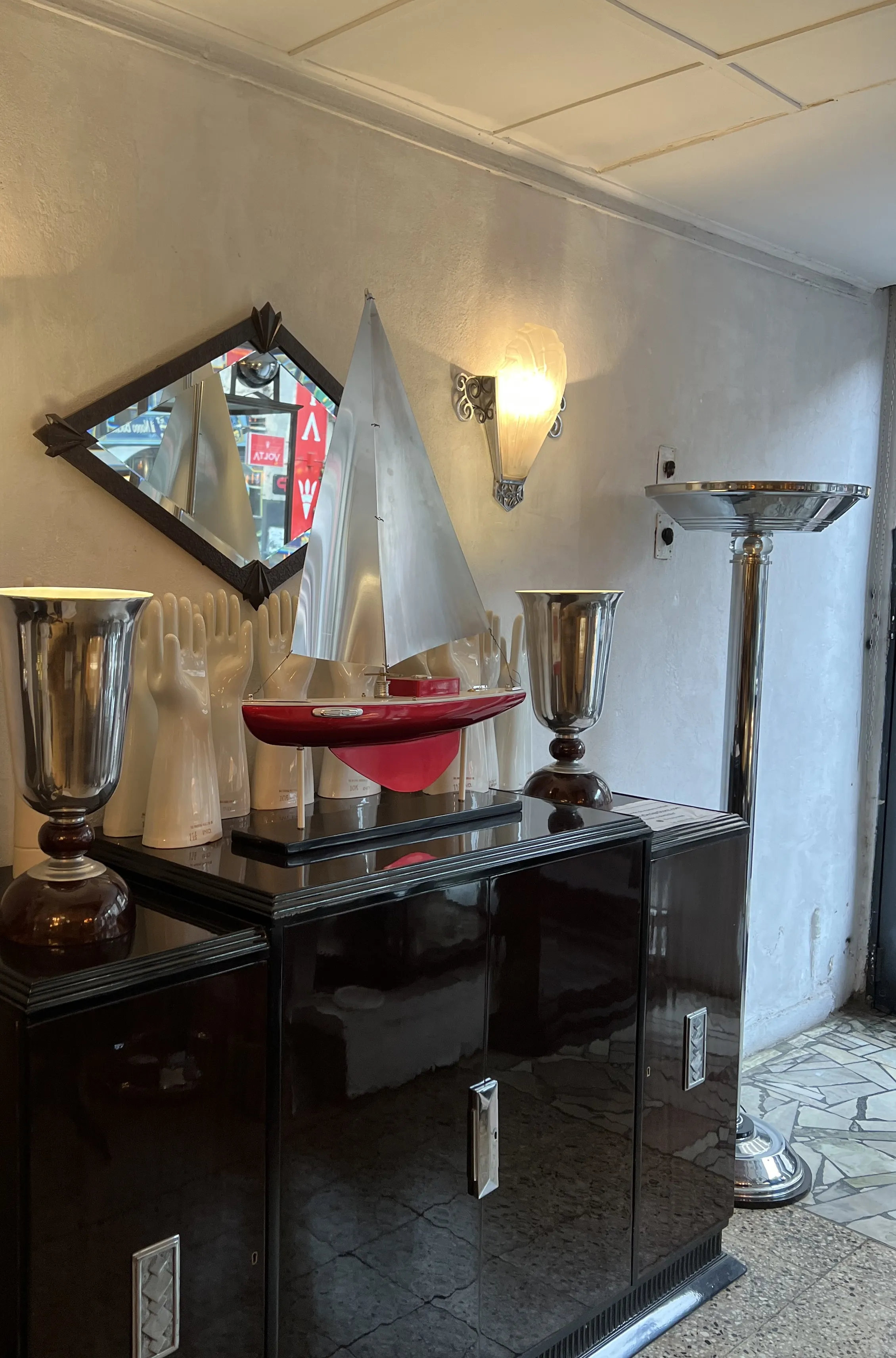 par de luminárias antigas, luz suave, ambiente elegante