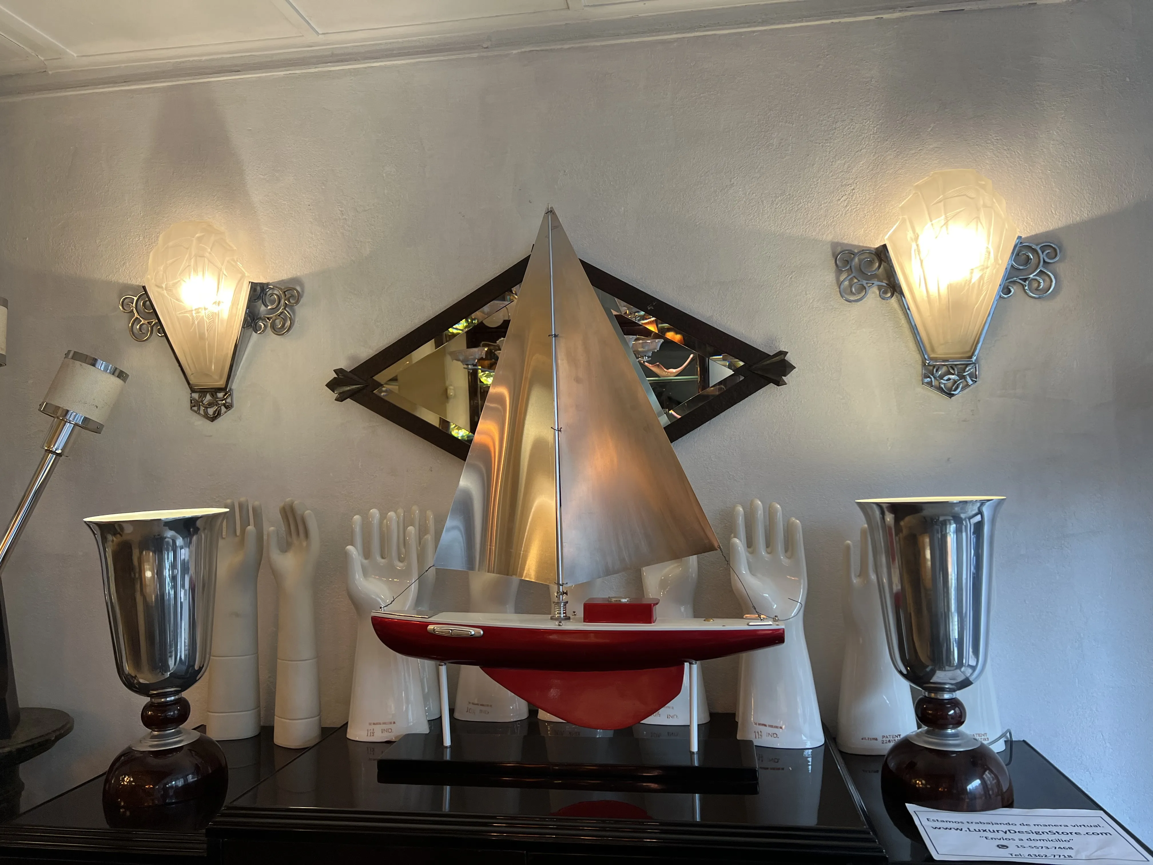 coppia di applique antiche che illuminano elegantemente un muro.