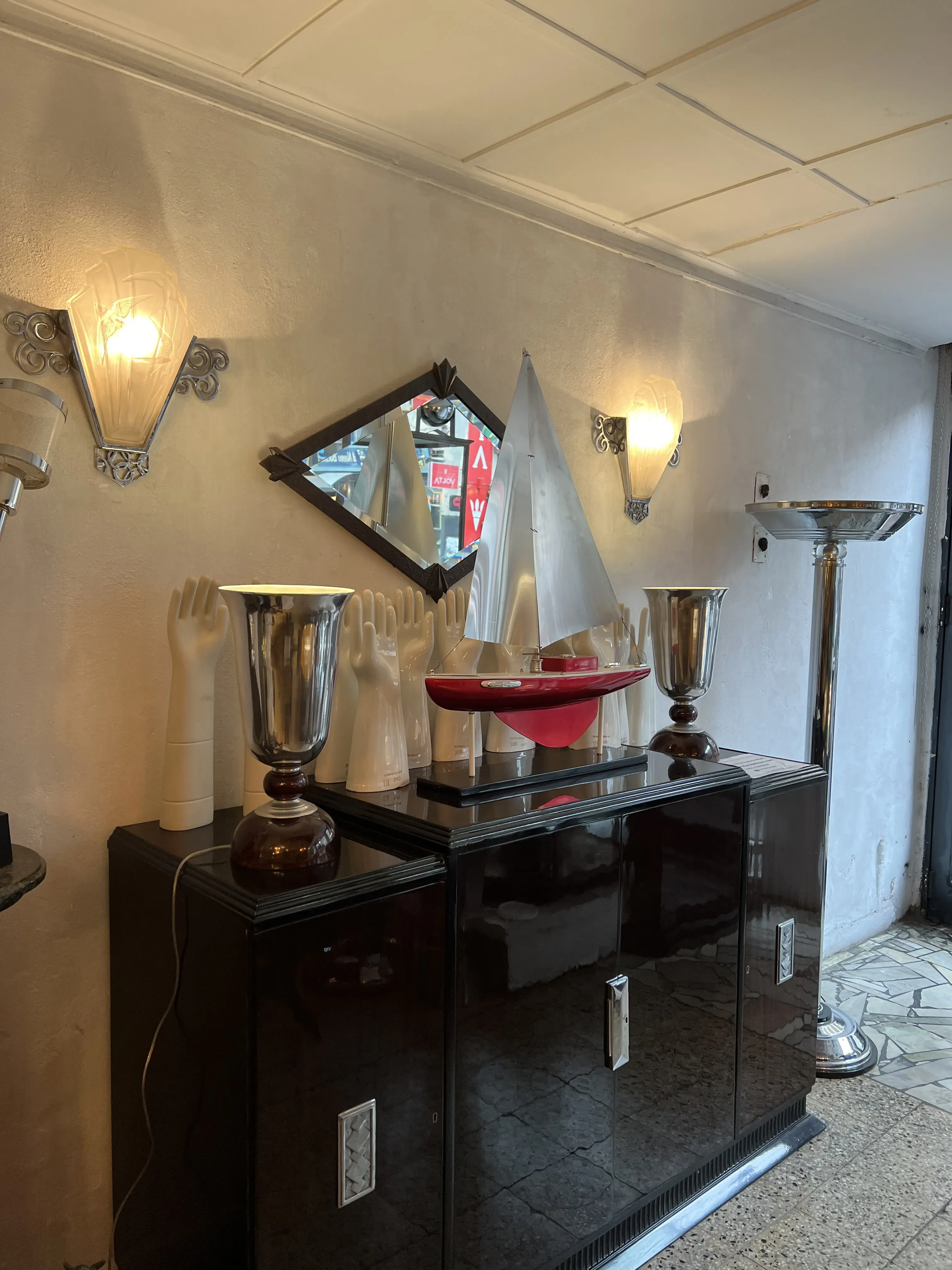 Appliques antiques présentées dans un cadre élégant