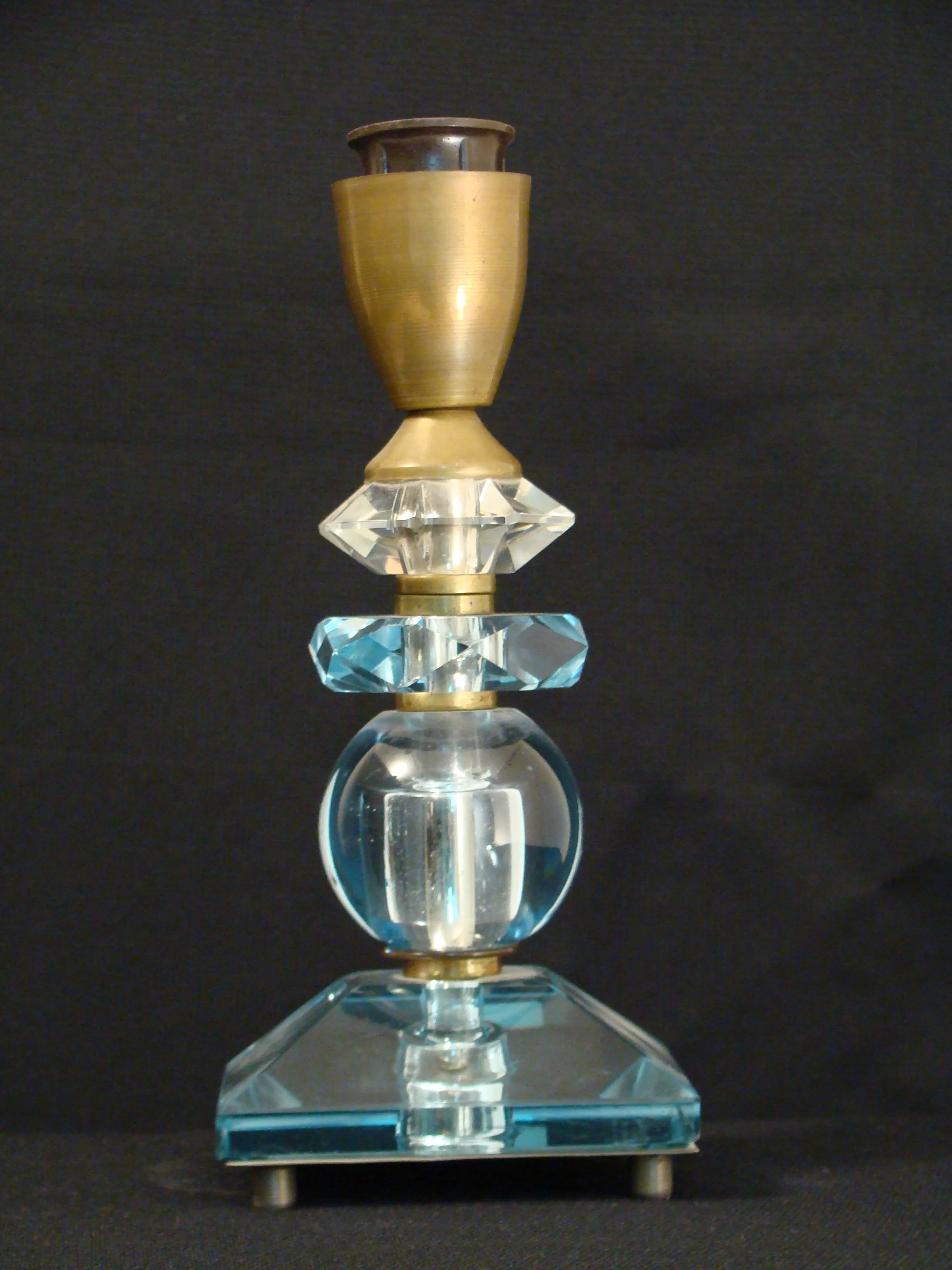 Lampe de bureau ancienne avec base en cristal et détails en métal, décorative et élégante.