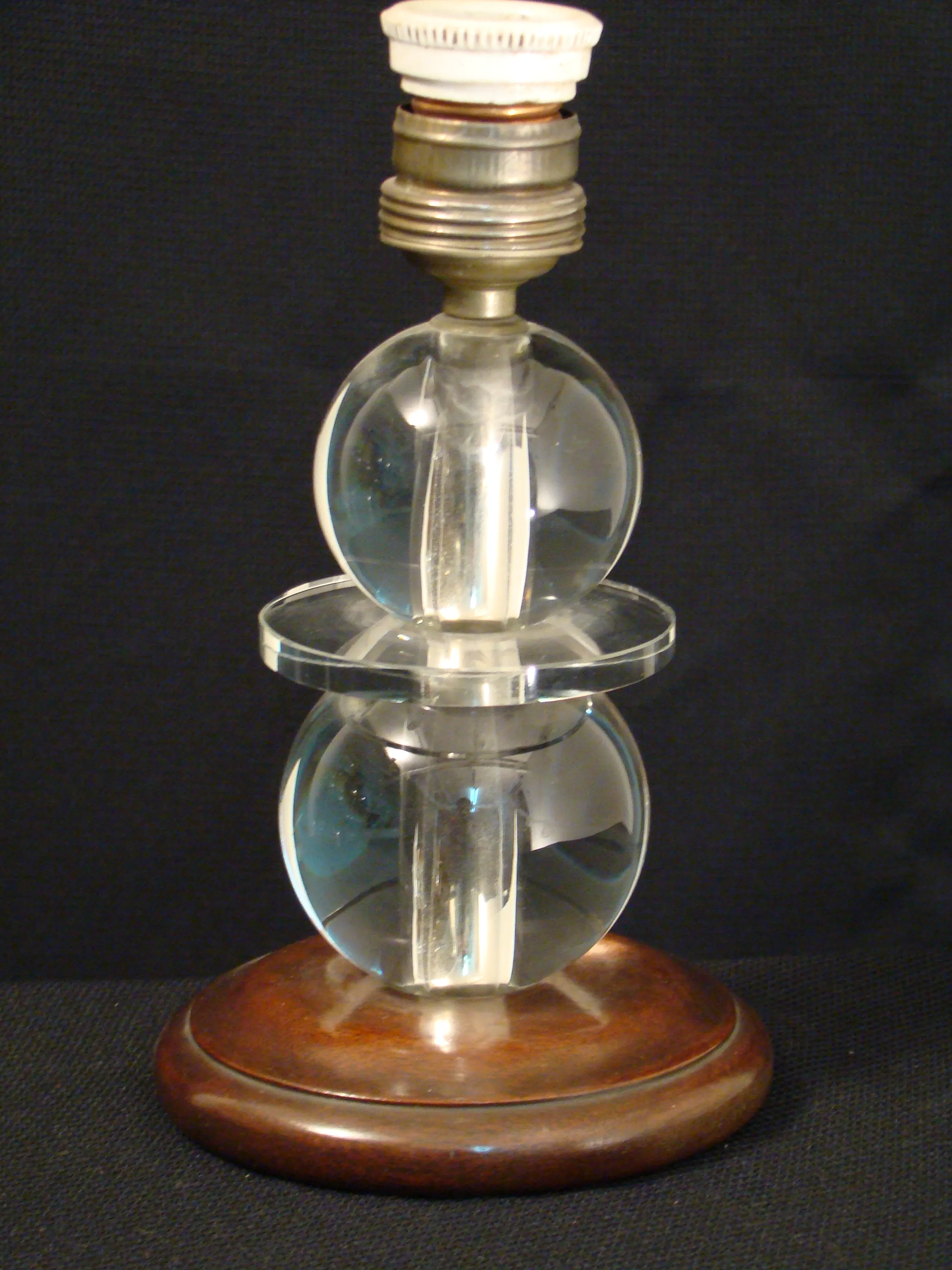 Antike Tischlampe mit kugelförmigem Design und runder Basis, ideal für die Dekoration