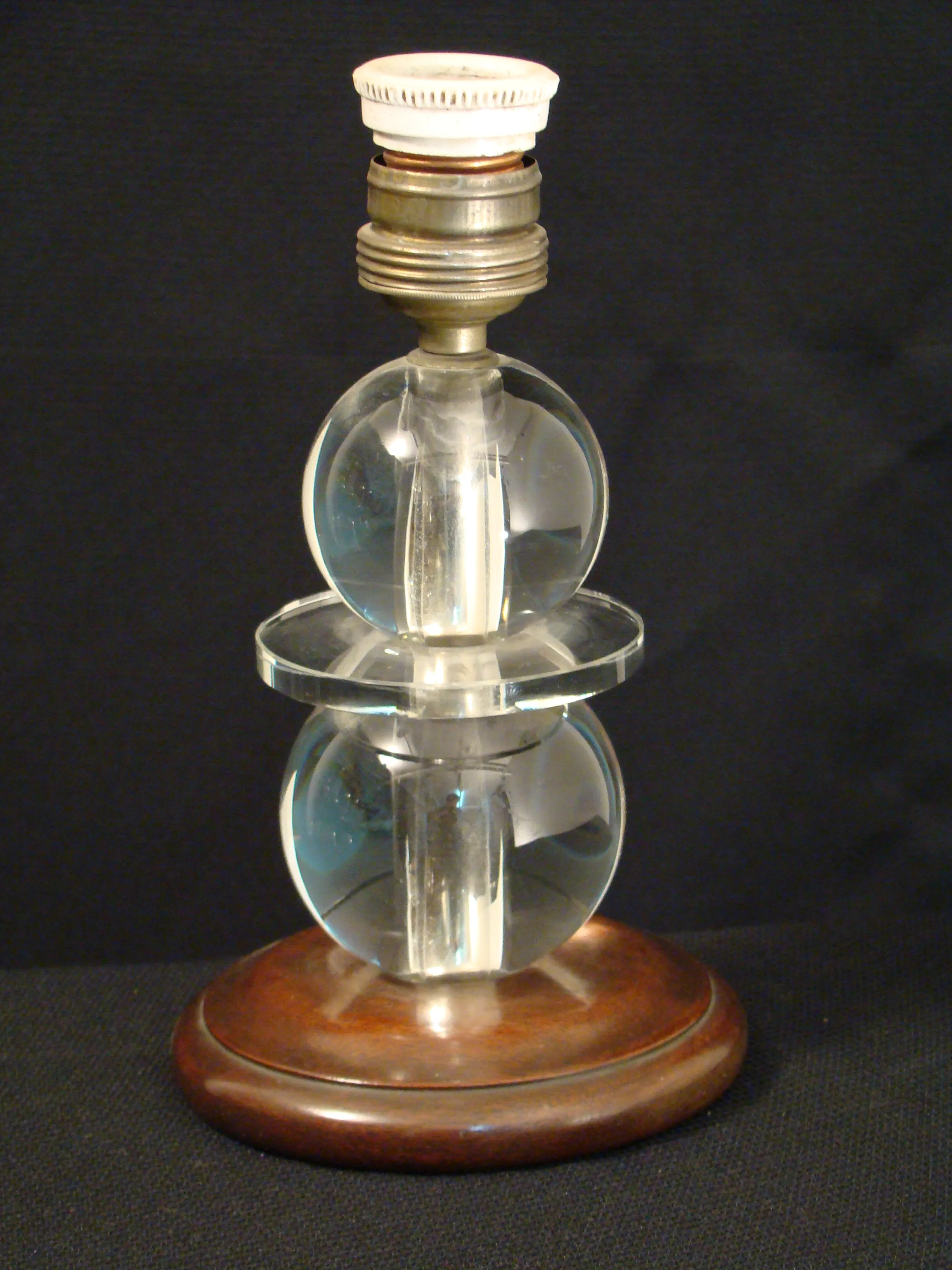 고전적인 테이블 램프-구형 디자인-검은 배경