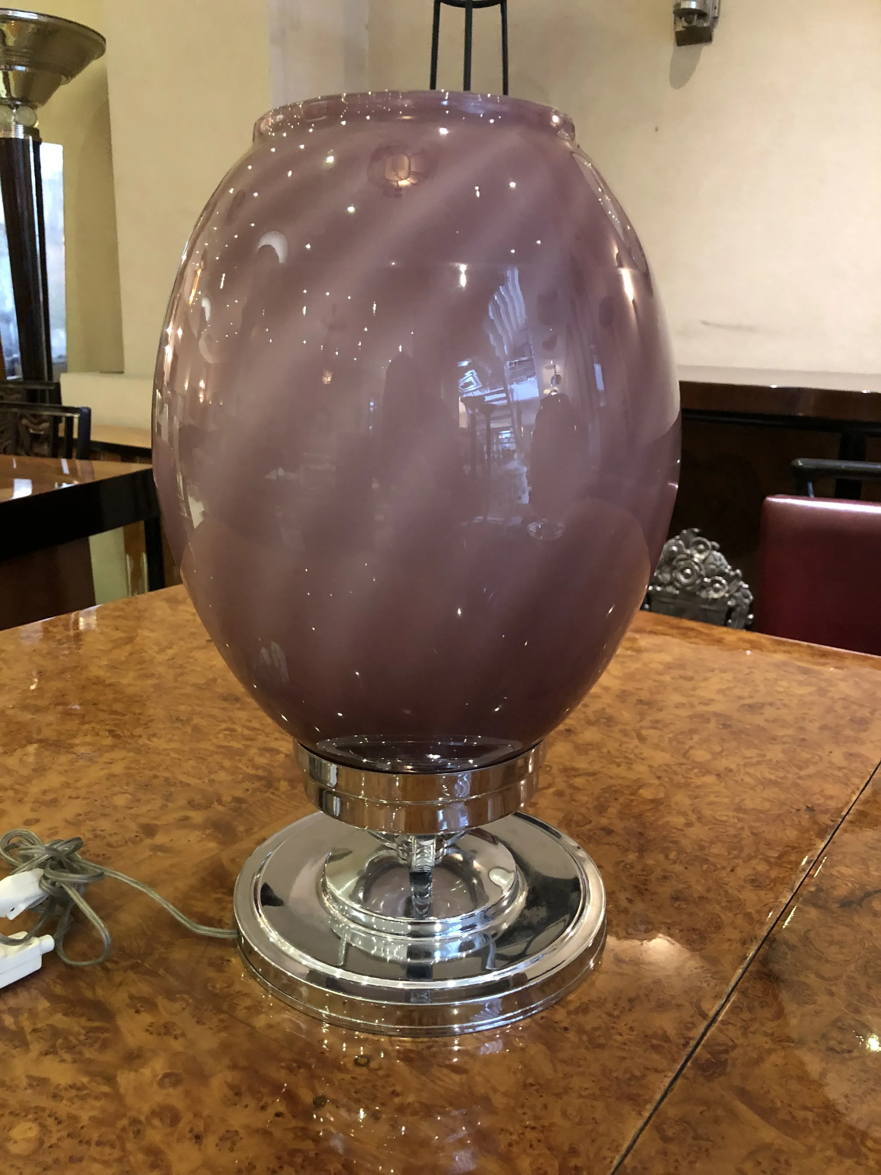 2台の古いテーブルランプ、光沢のあるベースとピンクのシェードで、温かい雰囲気を演出しています。