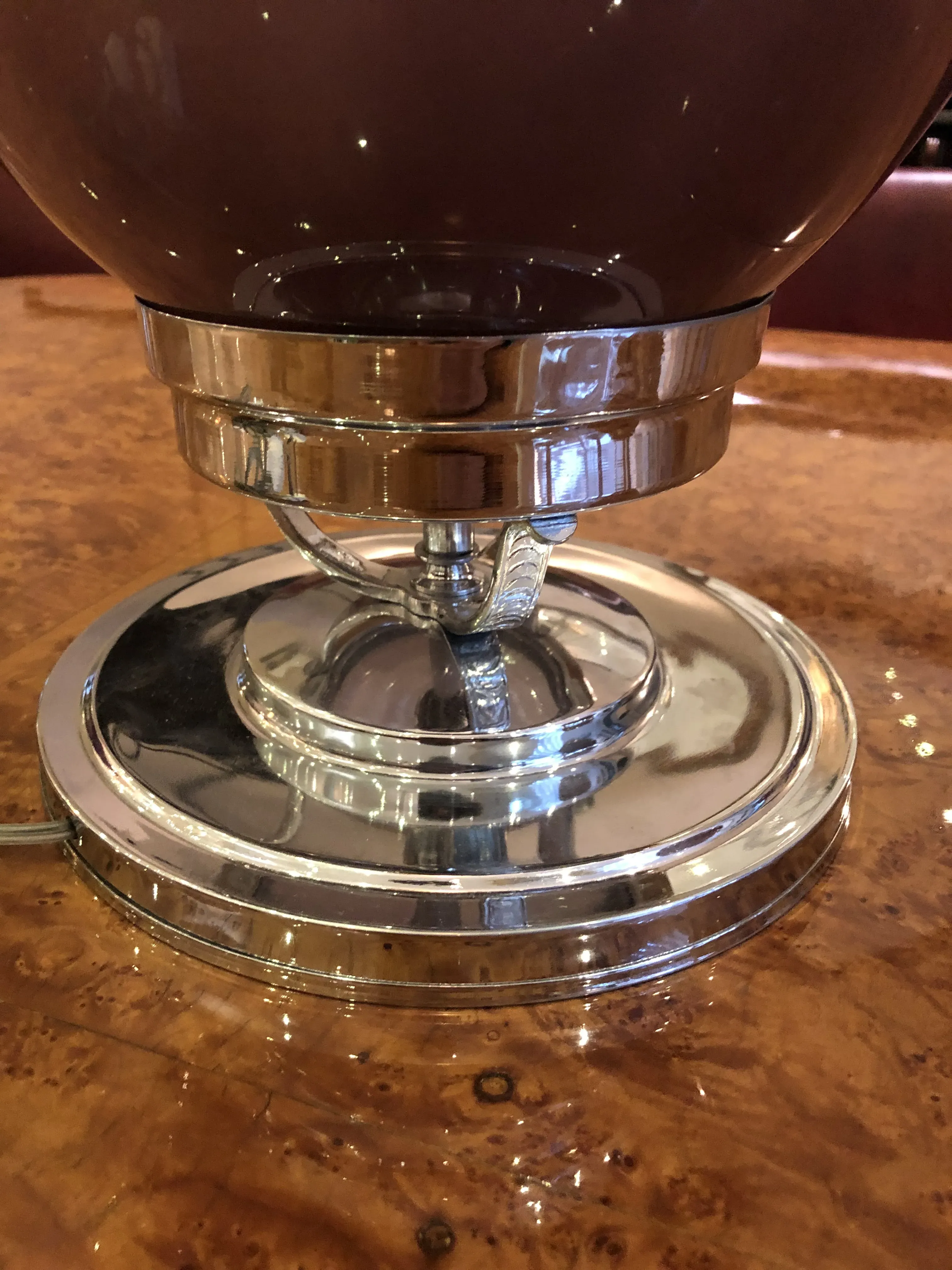 Detalles de 2 lámparas de mesa antiguas con acabado brillante y base pulida