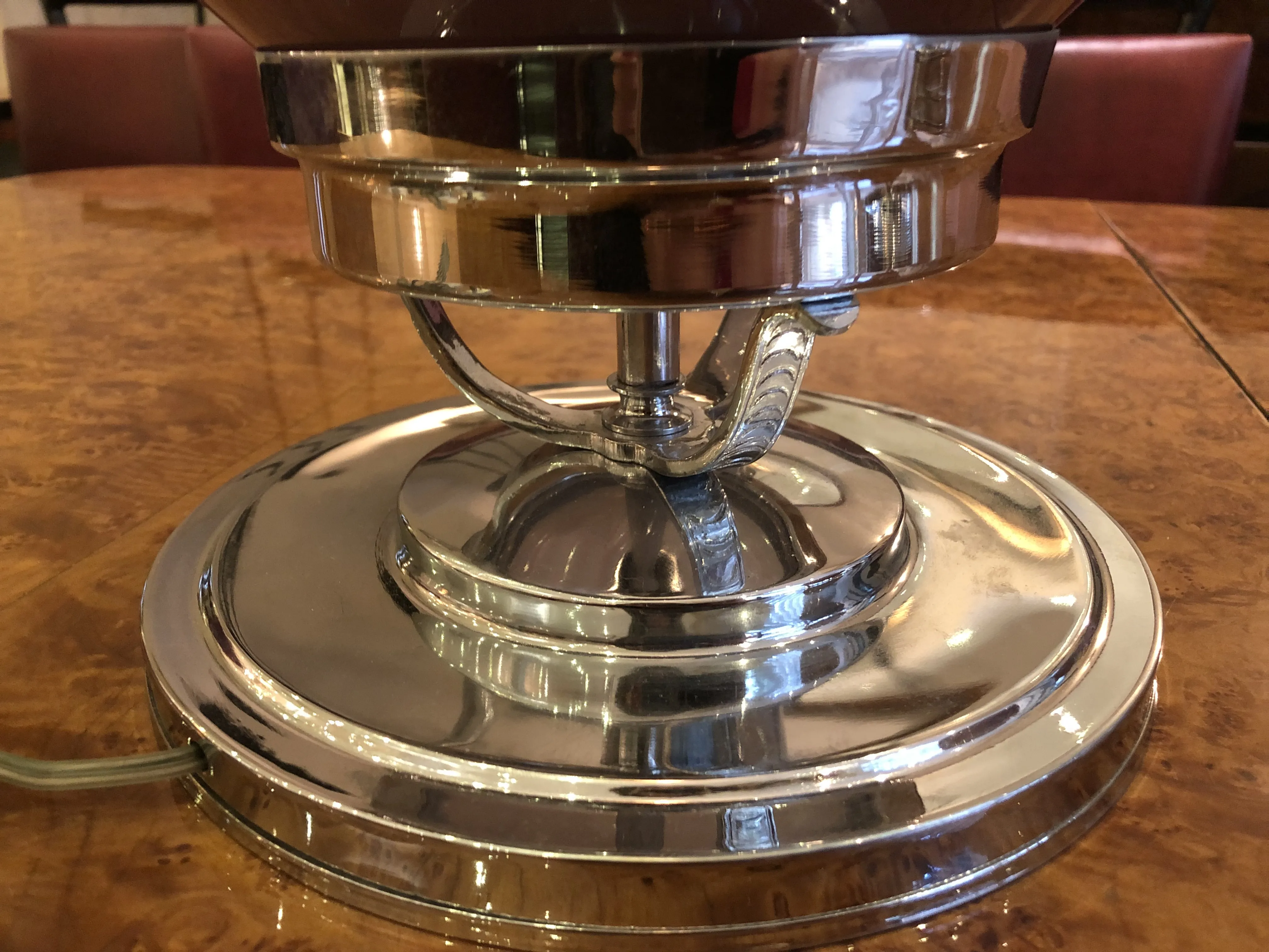 مصباحان طاولة عتيقان بقواعد لامعة في بيئة دافئة