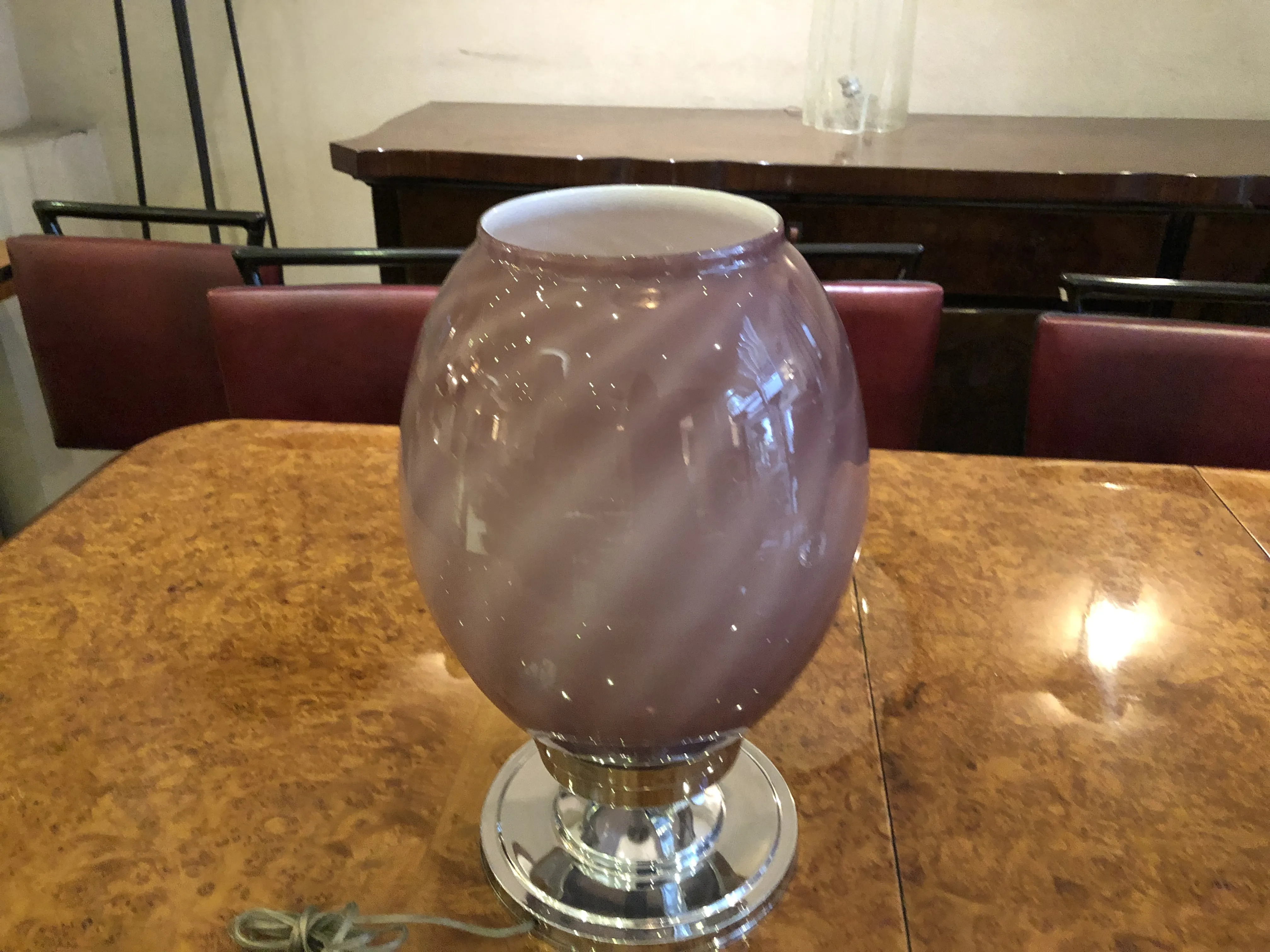 dos lámparas de mesa antiguas con diseño ondulado en color púrpura, ambiente acogedor.