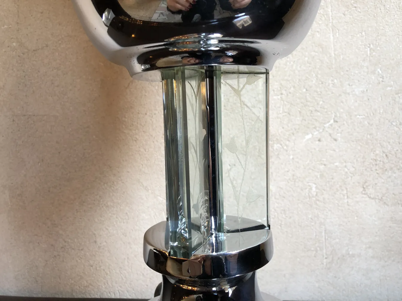 lampada da tavolo antica con base in vetro e metallo lucido