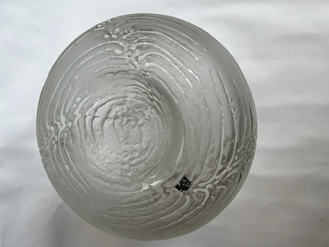 مصباح طاولة قديم بتصميم على طراز آرت ديكو