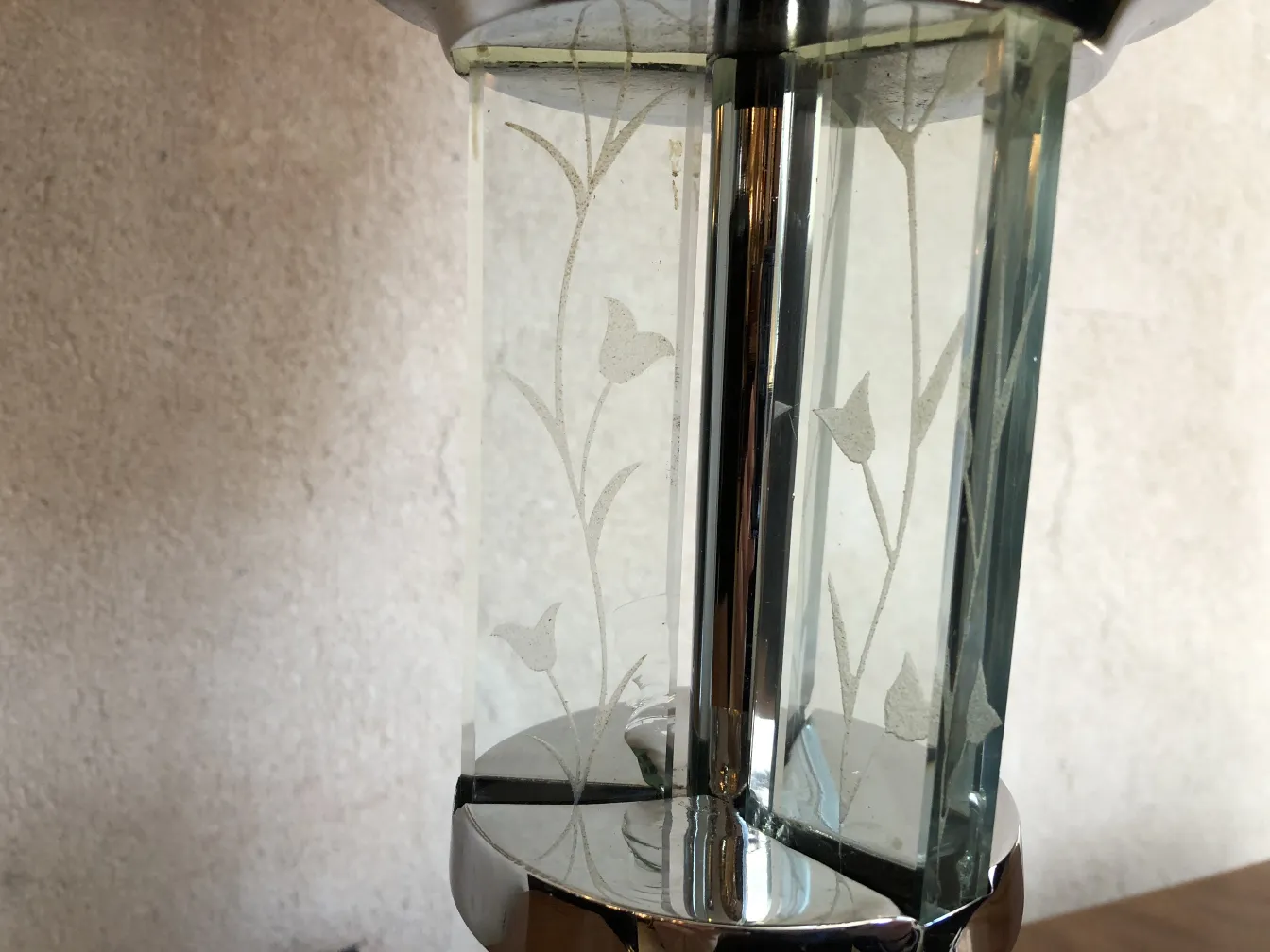 Lámpara de mesa antigua con diseño art deco, detalles florales en vidrio.