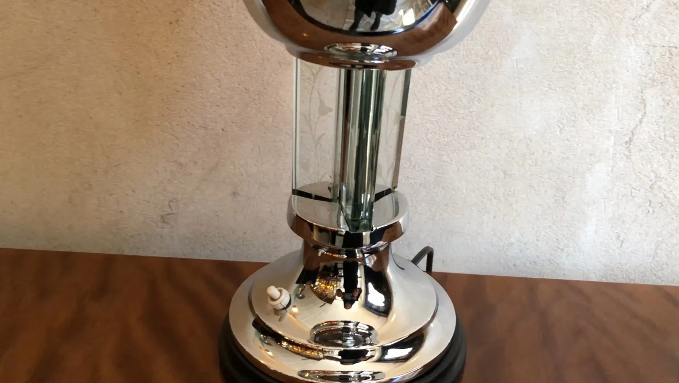 luminoso y elegante lámpara de mesa antigua en un entorno moderno