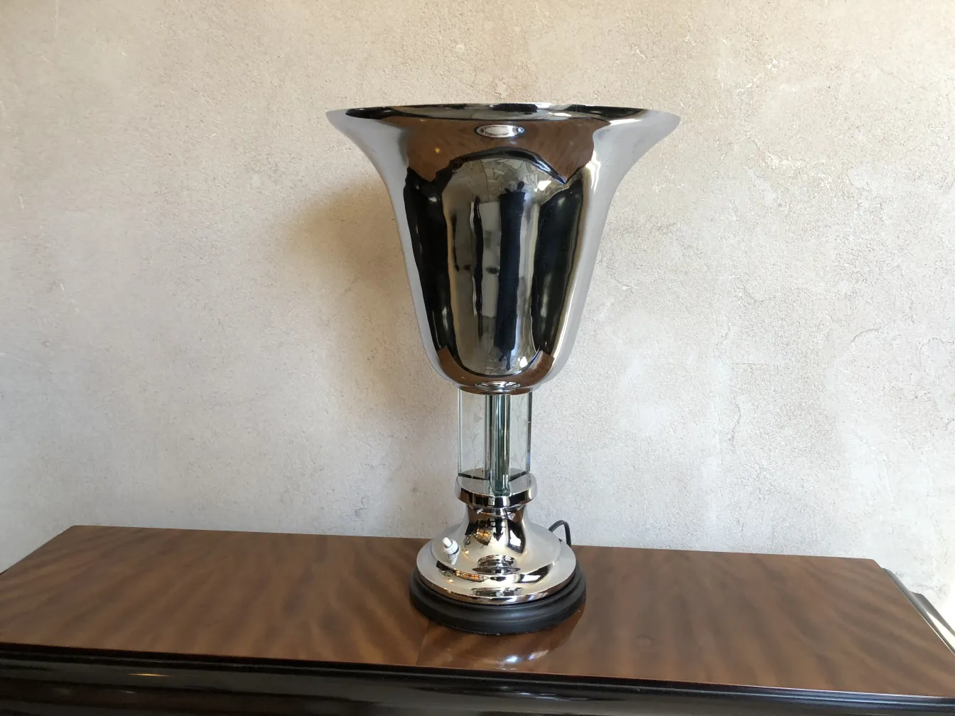 Luminária de mesa antiga no estilo Art Deco com design elegante e brilhante.