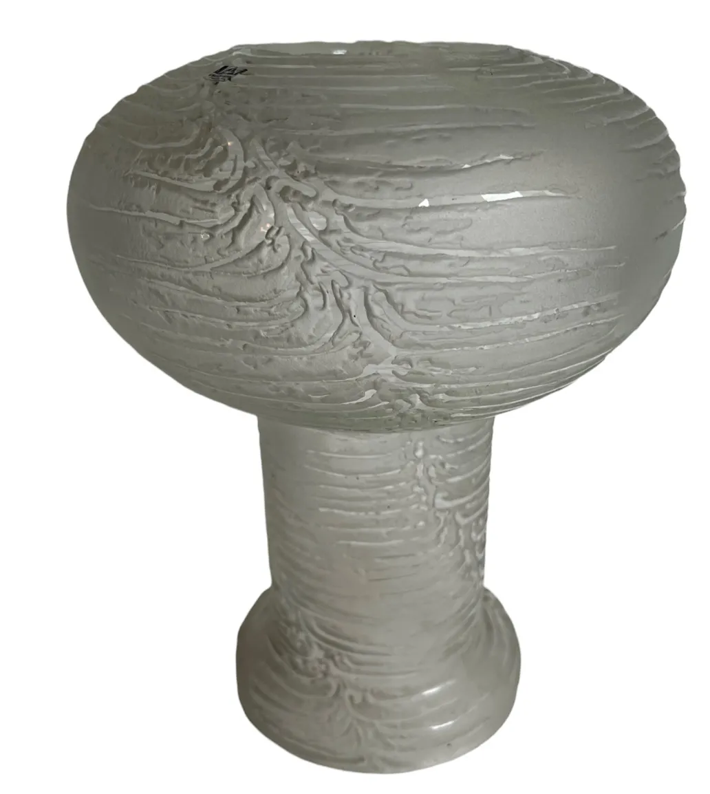 Lampe de bureau ancienne, style Art Deco, design courbé, couleur claire.