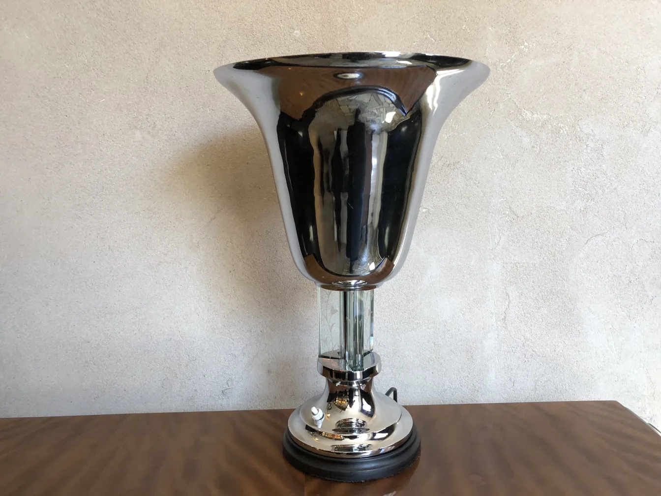 Lámpara de mesa antigua de estilo Art Deco brillante