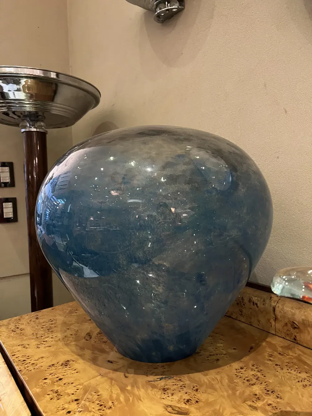 Lampada da tavolo art déco blu con design elegante