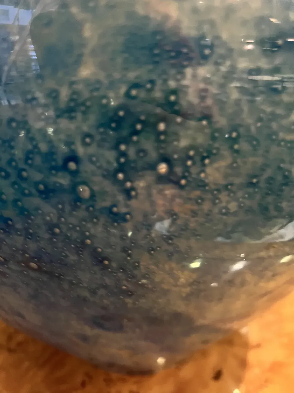 古董台灯，艺术装饰，色彩和细节独特。