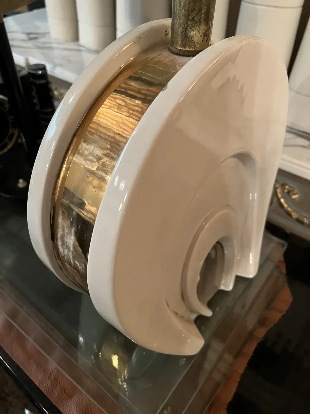 lampada da tavolo antica con design art deco e base dorata