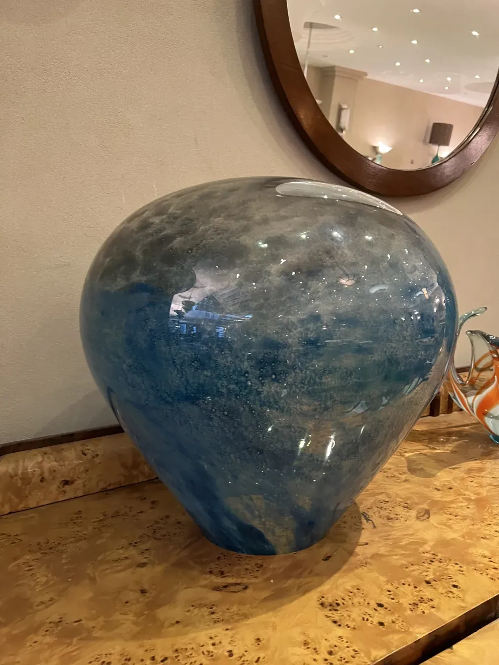 Luminária de mesa antiga em tom azul, decorações art déco, fundo neutro.