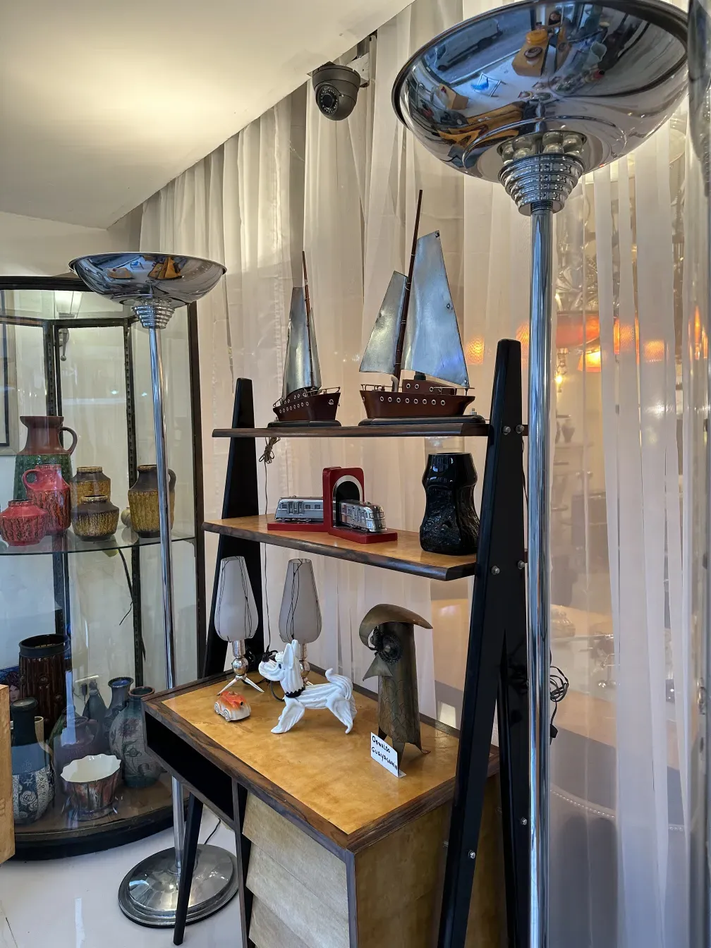 lampe de bureau ancienne art déco exposée, avec un design élégant et des accents modernes