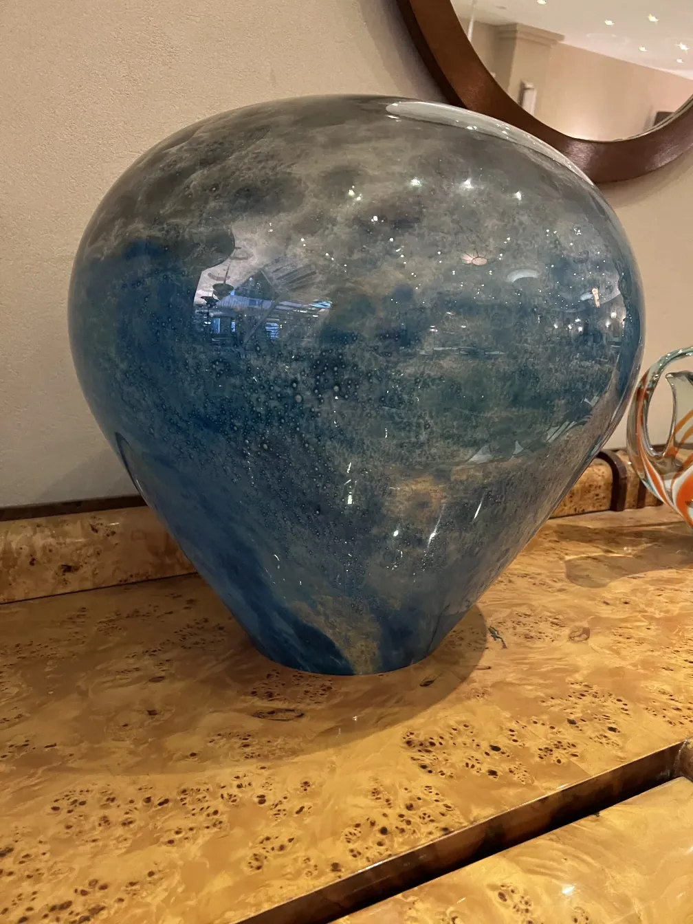 Antike Tischlampe mit blauer Optik in modernem Raum.