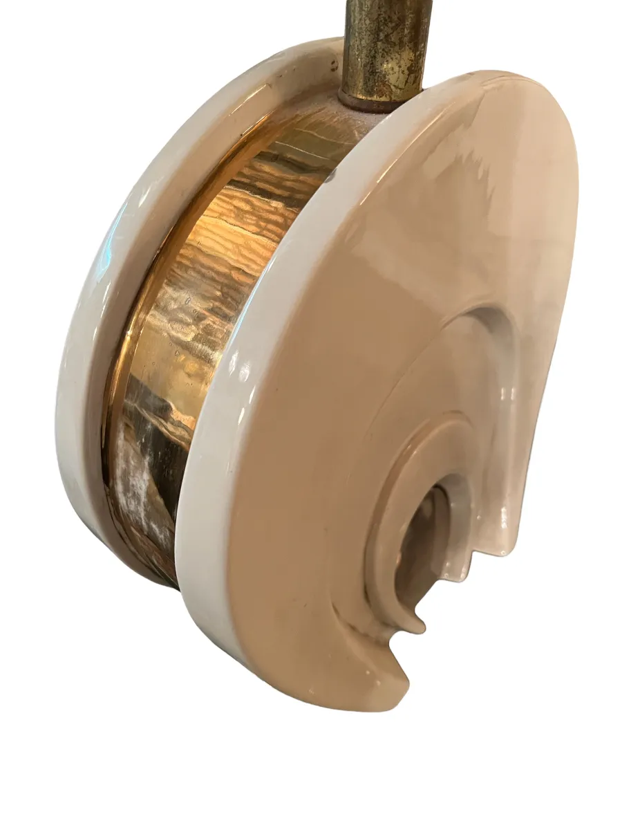 古董台灯的艺术装饰，色调优雅，增添了风格