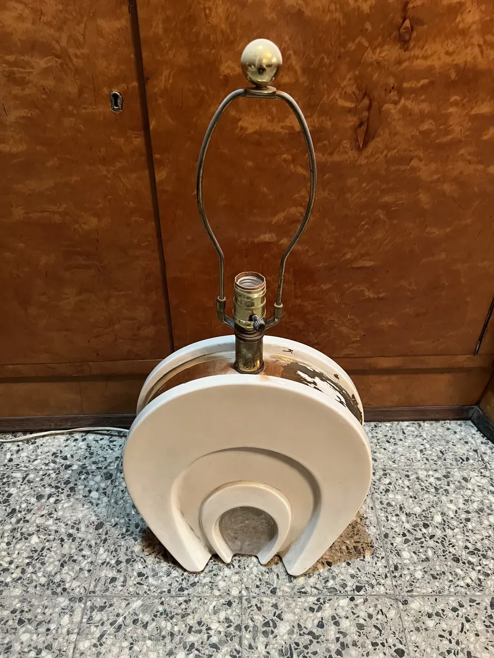 Alte Art Deco Tischlampe mit dekorativem Sockel und eleganter Form in einer gemütlichen Umgebung.