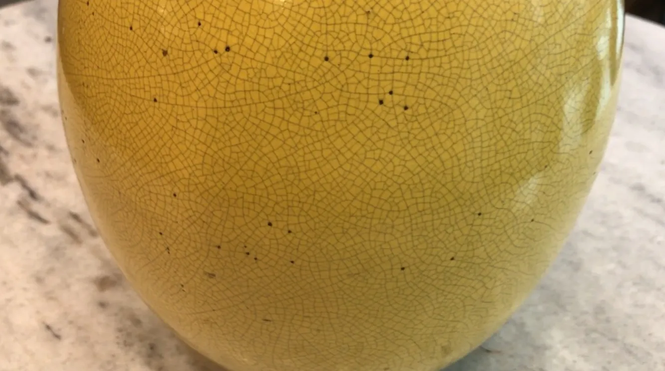 lampada da tavolo antica con decorazione gialla e crepe