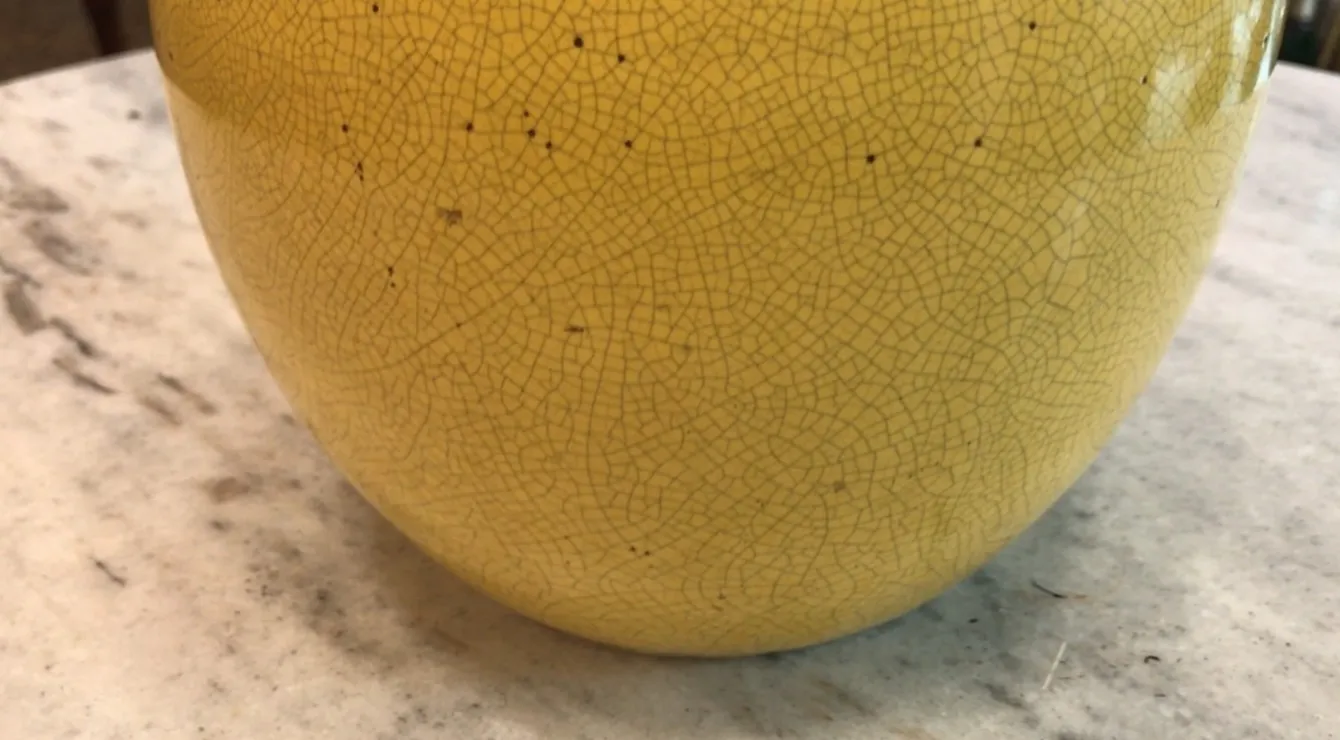 lampada da tavolo antica con design art deco, colore giallo