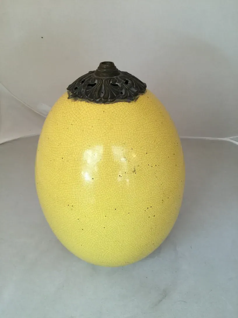 ancienne lampe de bureau ronde jaune avec base décorative