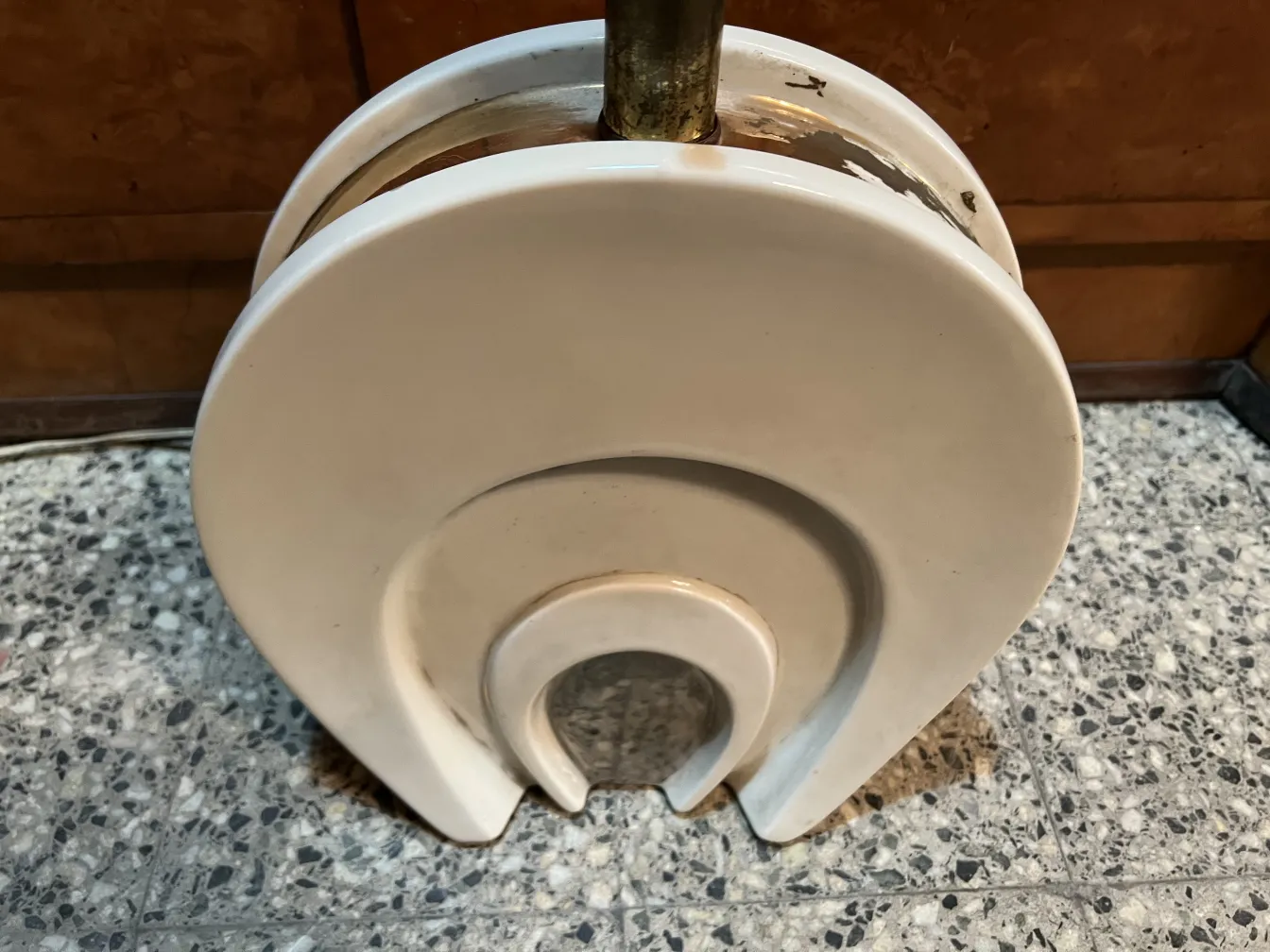 Antike Tischlampe mit geschwungenem Design, gemütliche Atmosphäre.