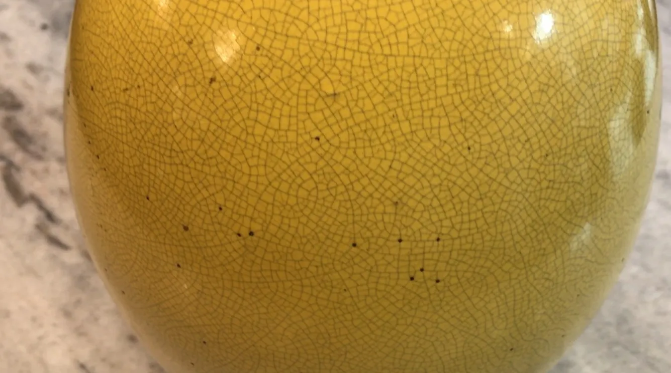 dettaglio di una lampada da tavolo antica art déco gialla con texture