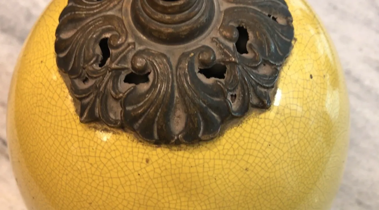 Lampe de bureau antique jaune avec détails art déco