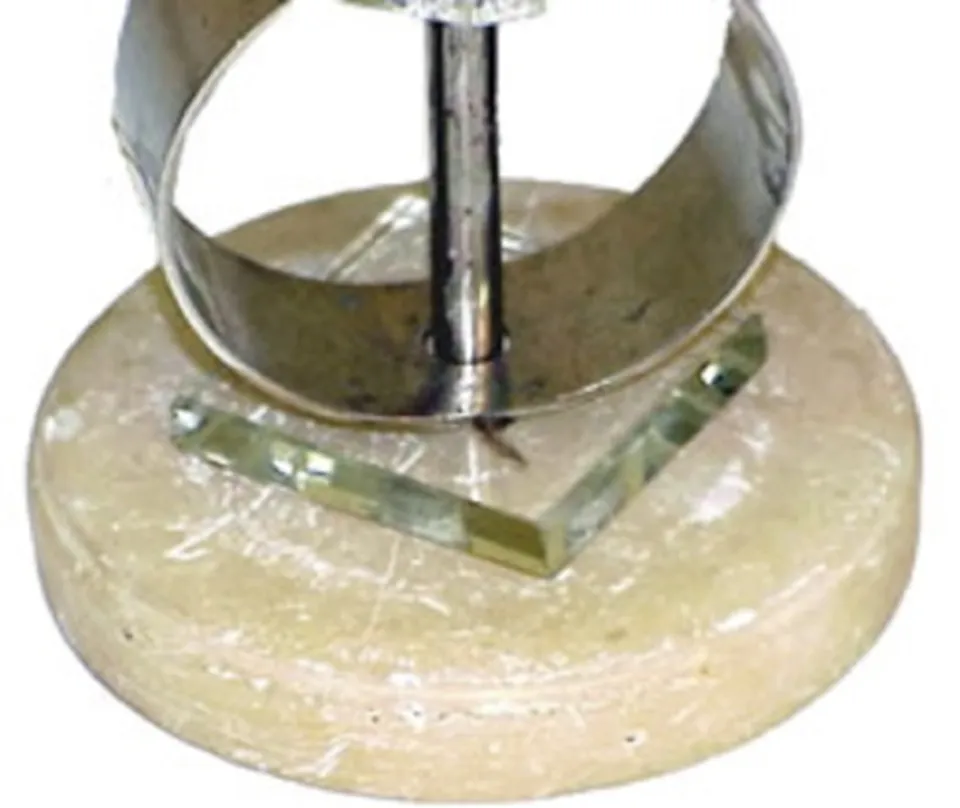 Lámpara de mesa antigua de estilo Art Deco con base clara